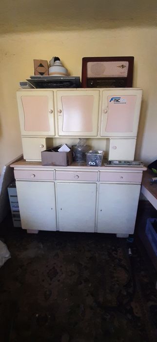 Kredens do renowacji PRL