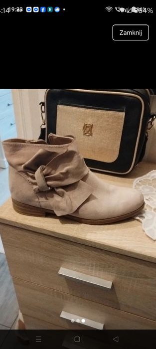 Piękne beżowe botki zapinane na suwak, ozdobione kokardą