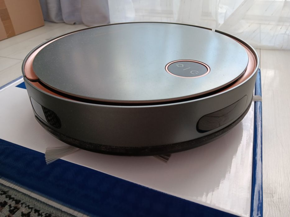 Robot sprzątający ze stacją ładującą