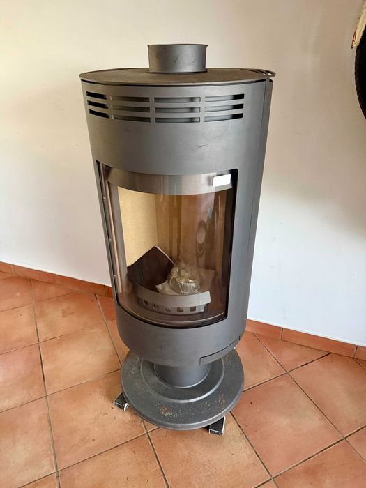 Salamandra Moderna Redonda com Vidro – Alta, Elegante, a Lenha