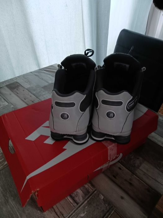 Tênis Nike shox NZ. Comprei e não pela internet e não me serviu e perdi o prazo de troca.