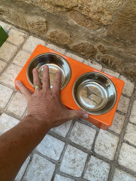 Tenho para venda tres comedoures/bebedouros para cao ou gato