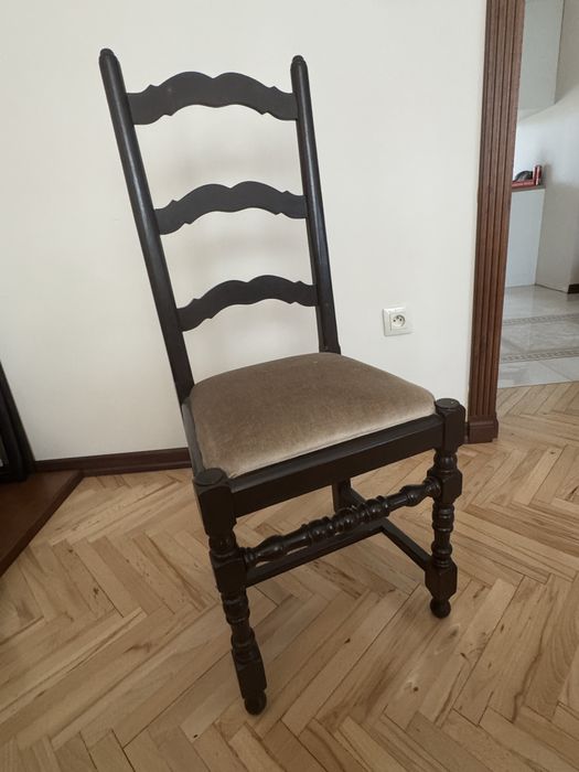 Stół z krzesłami do jadalni salonu antyk po renowacji