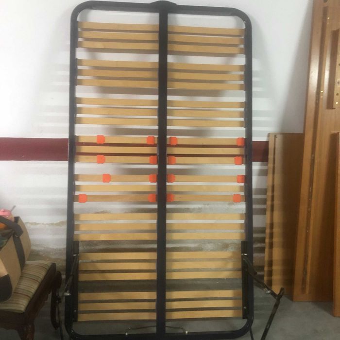 Cama elevatória e mesinha de cabeceira