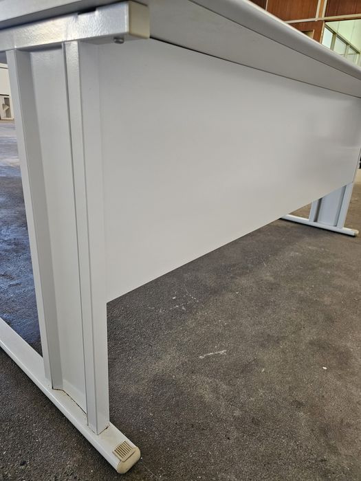 Secretária de Escritório Robusta 180x80 cm – Estrutura Metálica | Bom Estado