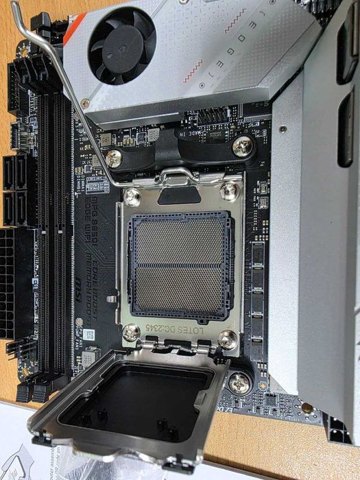 Материнська плата MSI  MPG B650i EDGE WIFI