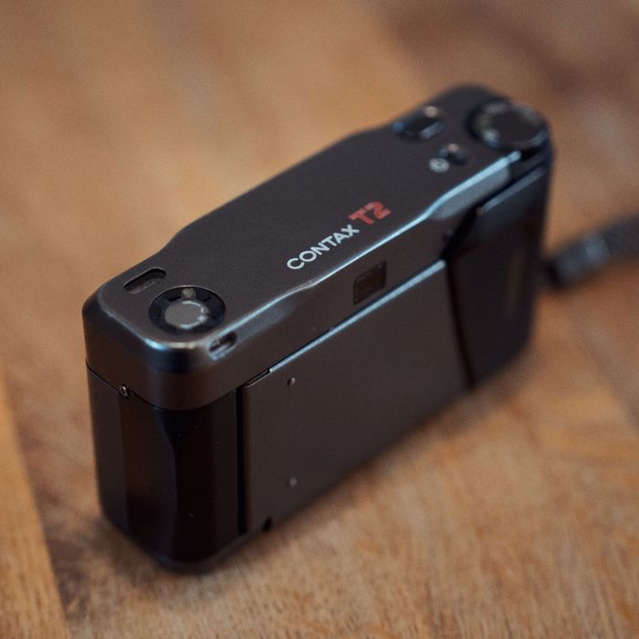 Contax T2 – kompaktowy aparat analogowy 35 mm.