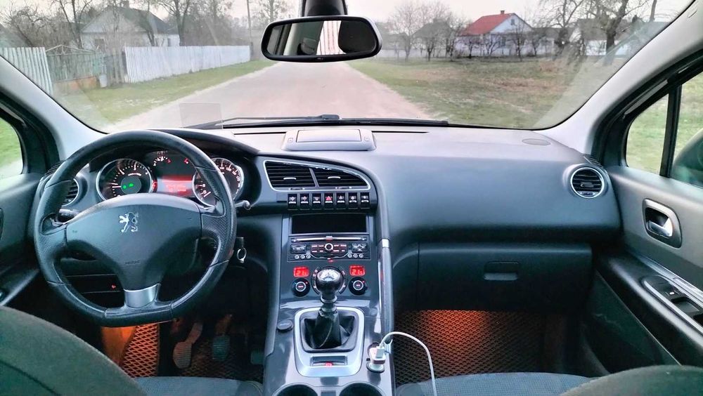 Гарний сімейний автомобіль