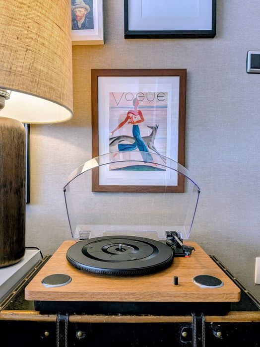 Gira-discos SilverCrest USB estilo retro/madeira  a funcionar, com erro de pitch