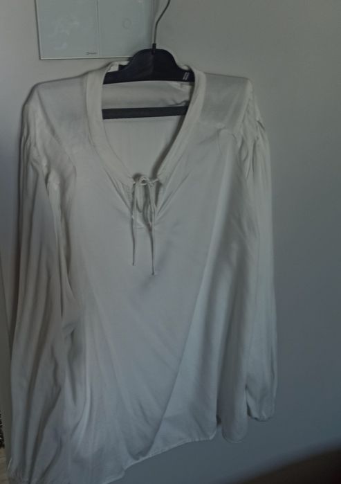 Biała bluzka Reserved z wiązaniem na przodzie