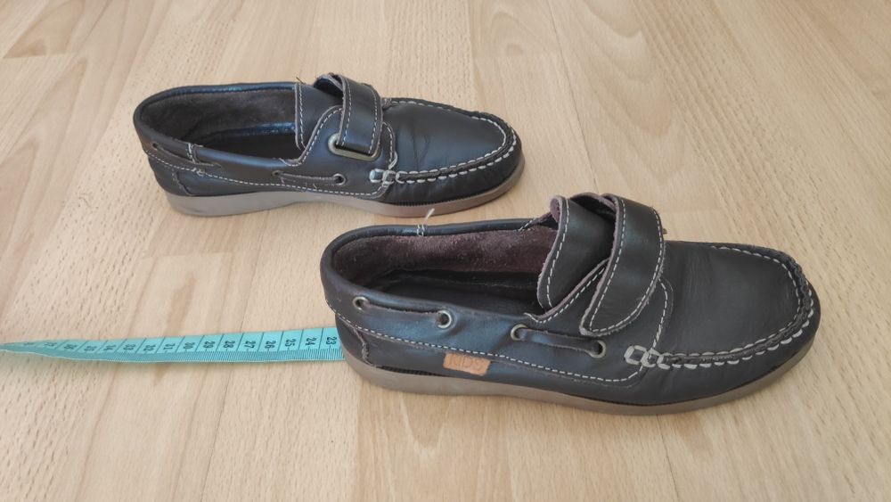 Sapatos castanhos menino