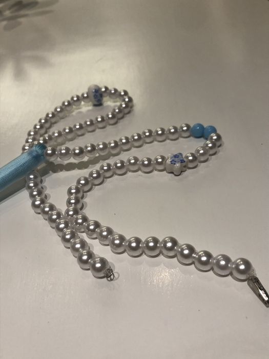 Colar comprido com pingente solto perolas e contas de ceramica