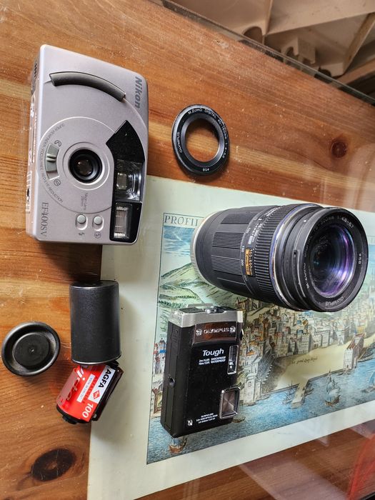 Maquina fotográfica, teleobjetiva e acessórios  para cenários