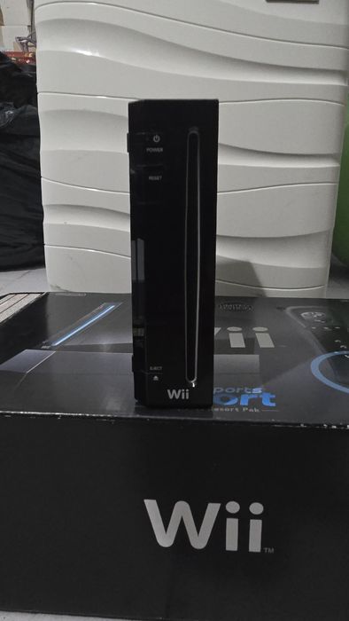 Wii preta com vários jogos e acessórios (com caixa original)