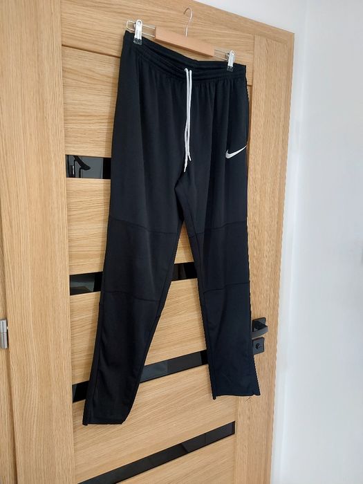 Czarne spodnie sportowe Nike roz L