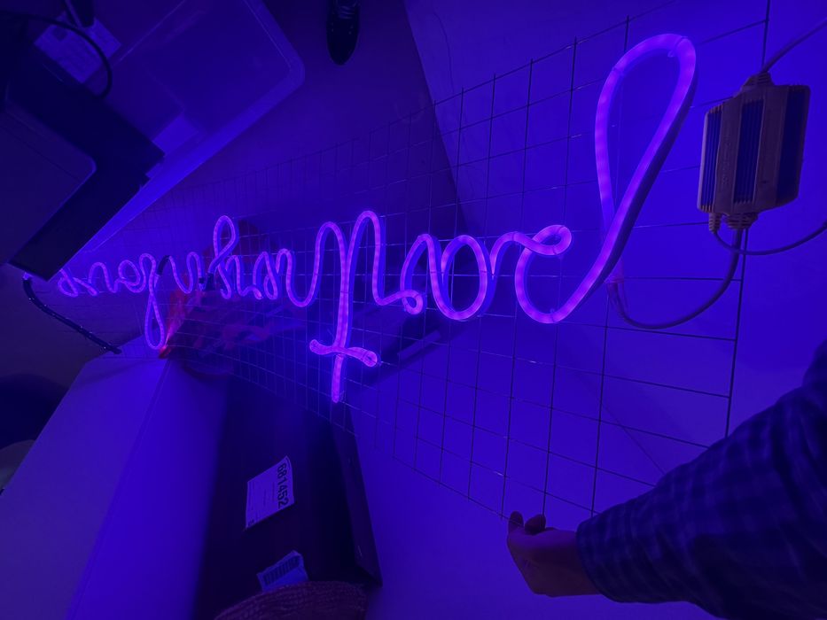 Letreiro Neon LED “Partners in Love” – Roxo/Rosa | Decoração Moderna