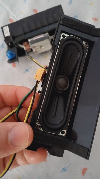 Novas colunas de TV Samsung  com cabos