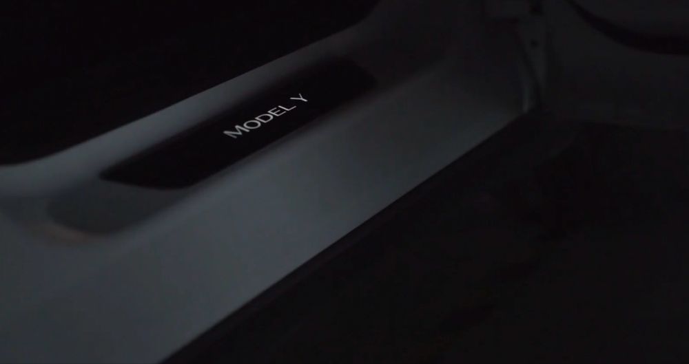 Estribos das portas iluminados Tesla Y