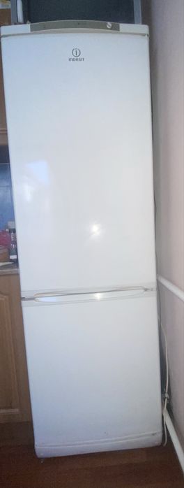 Хололильник б/у Indesit