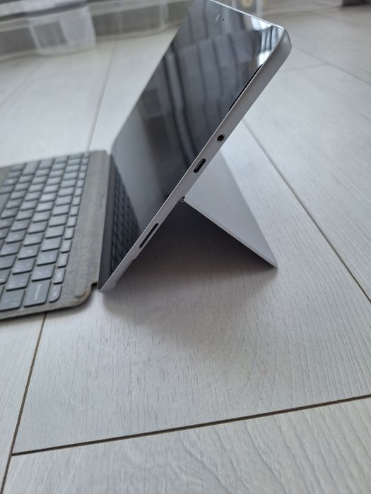 Планшет Microsoft  redmond surface