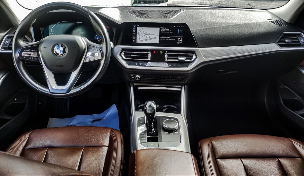 BMW 330e estofos em pele com garantia