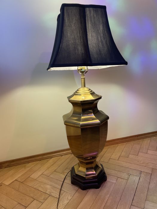 Lampa stojaca na metalowym korpusie
