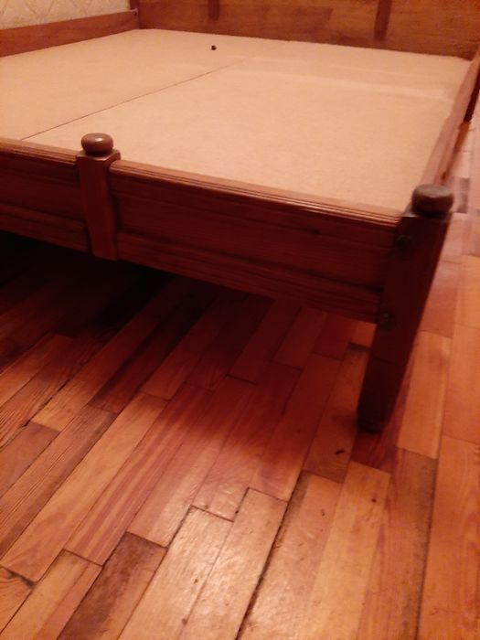 Кровать дерево,туалетный столик ,тумбв под телевизор