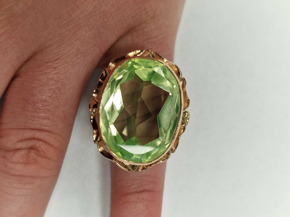 Złoty pierścionek/ 585/ 13.67 gram/ R18/ Chryzolit/ XX wiek