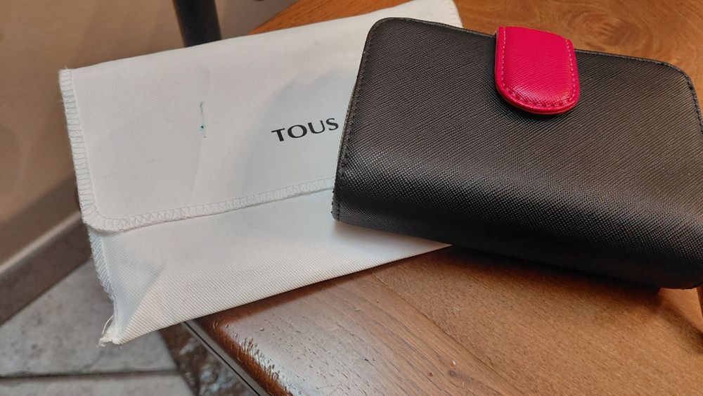 Carteira da marca Tous.