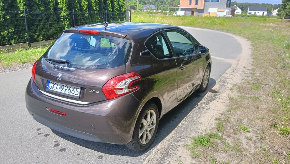 Peugeot 208 1.4 niski przebieg polecam .