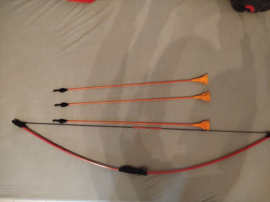 Łuk czerwony ze strzałami