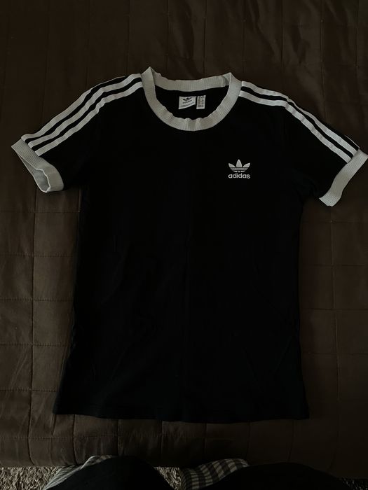Чорна футболка adidas