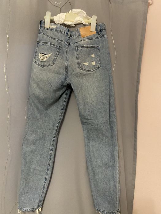 Spodnie jeansy z dziurami typu boyfriend jeans