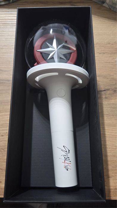 Stray Kids Official Light Stick Ver. 2 – oficjalny gadżet koncertowy (fanlight)