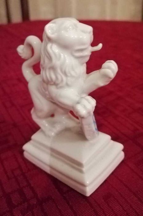 Estatueta porcelana alemã Nymphenburg  "Leão c/escudo"