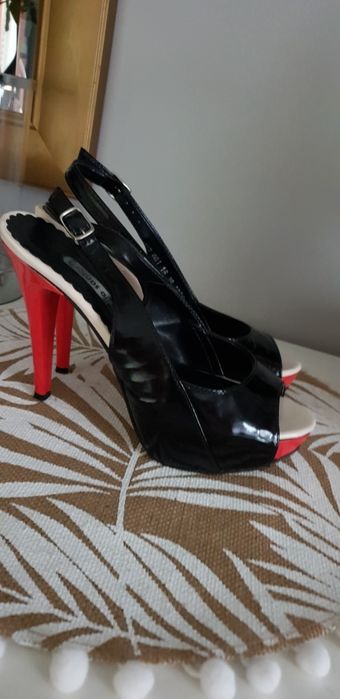 Szpilki Giulio Santoro, lakierowana skóra 38