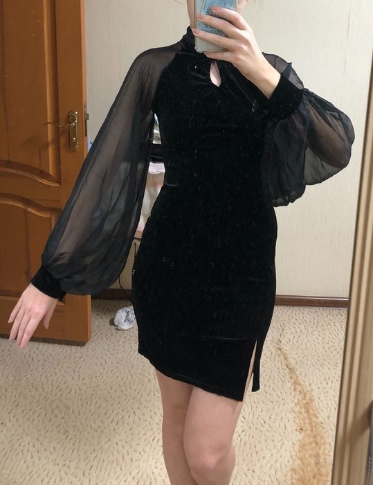 Чёрное велюровое платье с объемными рукавами