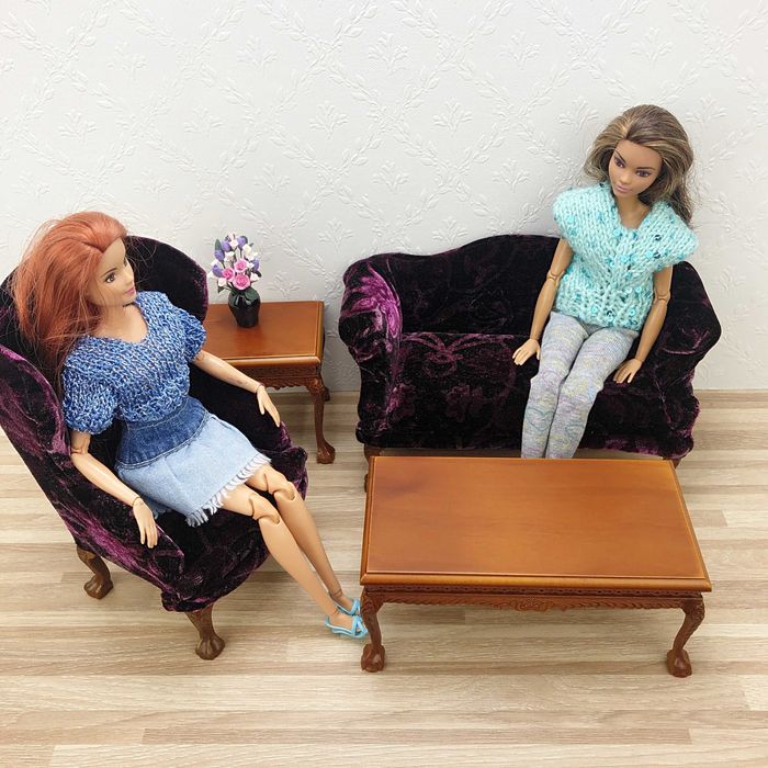 Mebelki do domku dla lalek w skali 1:6 brązowy stolik przyścienny