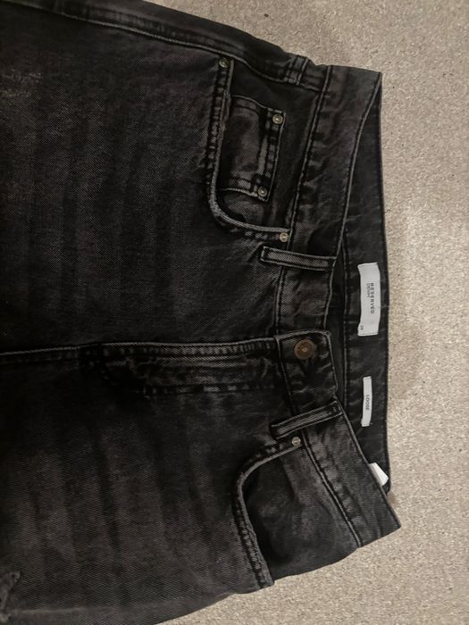 Reserved Czarne baggy jeans z dziurami rozm 28