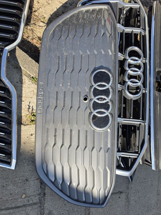 Бампер Audi q4 Etron є різні деталі запитуйте