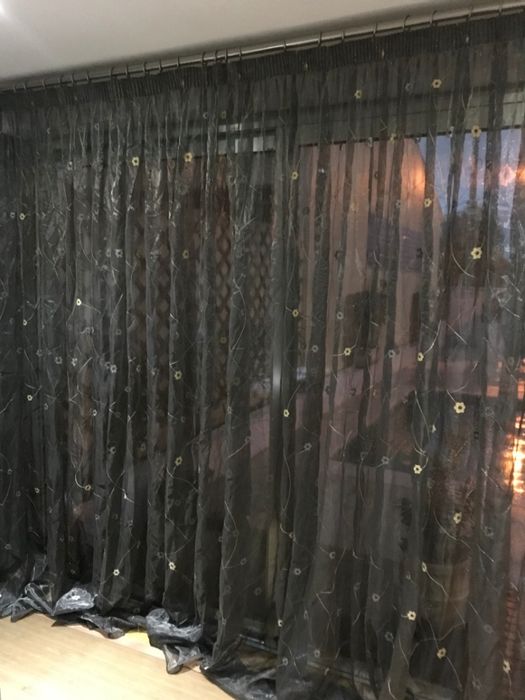 Cortina em organsa bodada com varão em inox