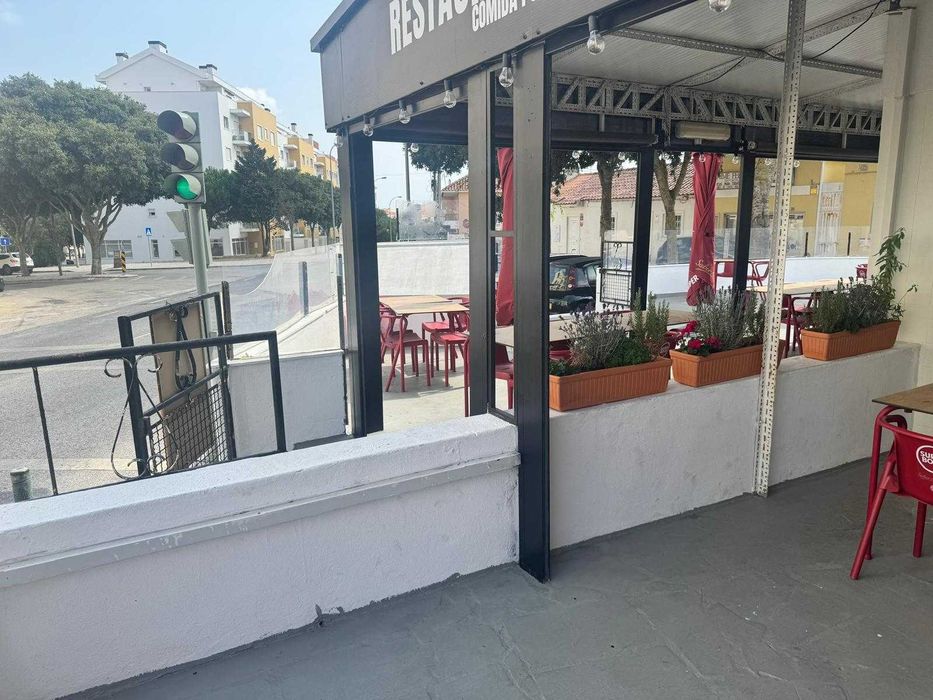 Trespasse restaurante renda 385 euros.