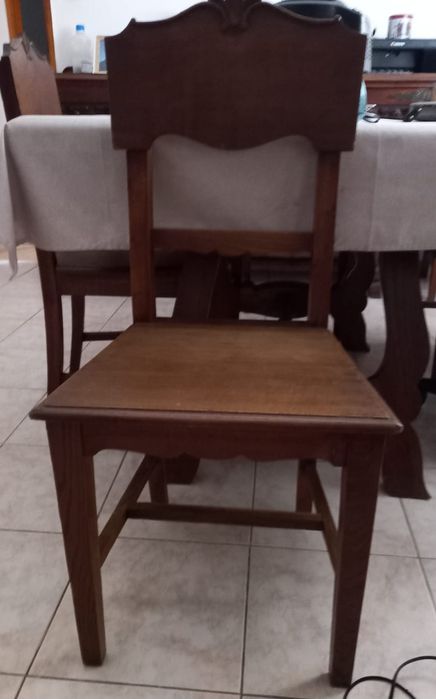 Conjunto de mesa com cadeiras.