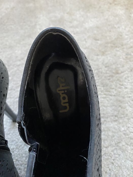 Botins com bonitos efeitos  zilian