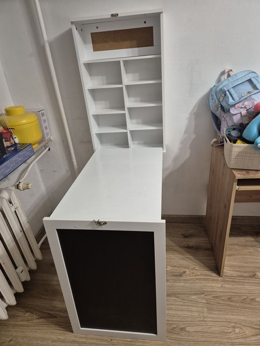 Składane biurko na ścianę