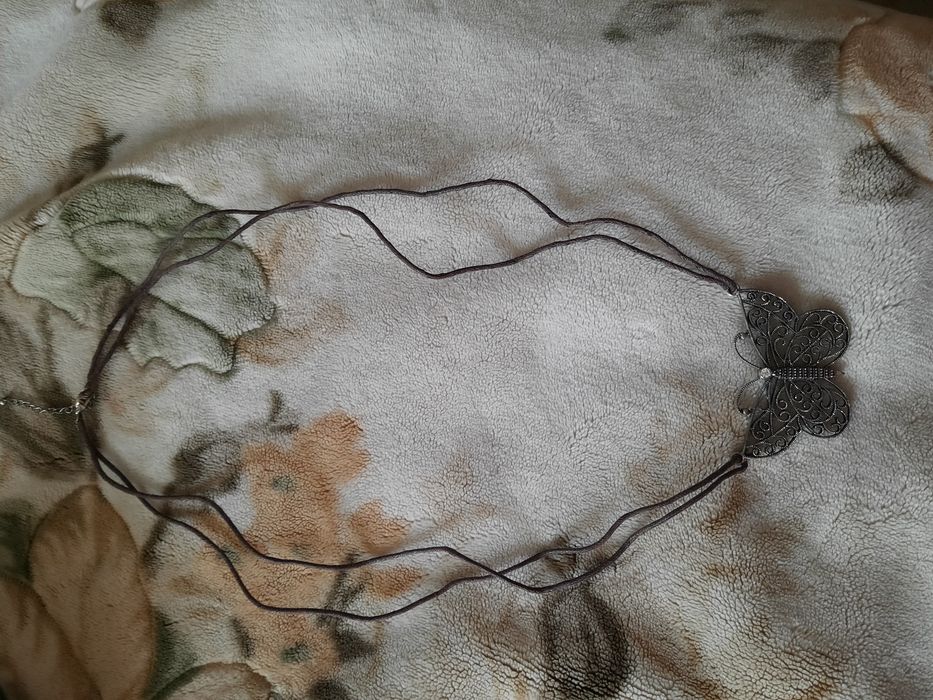 Украшение бусы с бабочой на кожаных ремешках