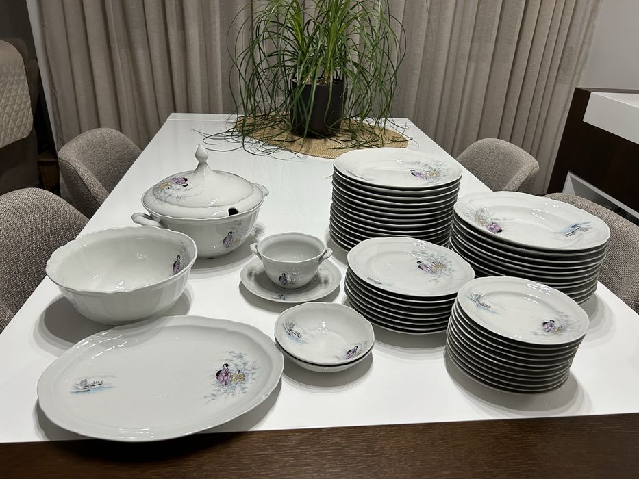 Serviço de mesa antigo