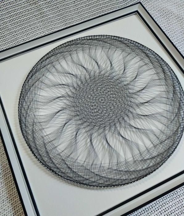 Картина-мандала у техніці String Art.