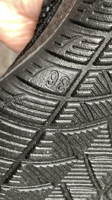 Lekkie nowe buty damskie sportowe wsuwane 36 czarne