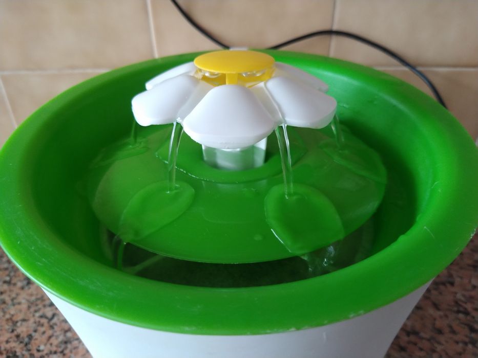 Bebedouro para gatos e cães com filtro casa quarto apartamento vivenda escritório gabinete carro cozinha.